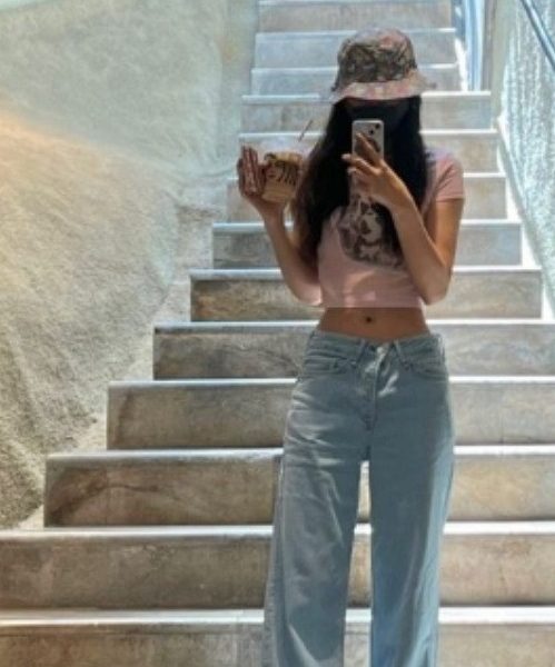 Seolhyun wore a cropped T-shirt and baggy ant-waist jeans