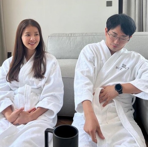 Lee Siyoung and Lee Changho are wearing hotel gowns