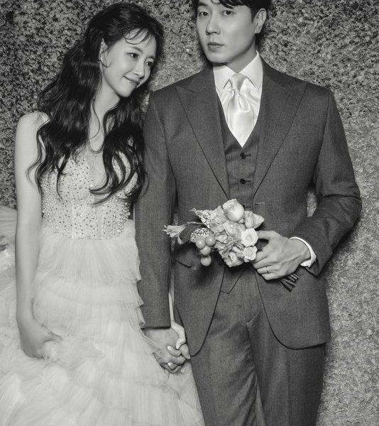 SHINHWA AND LEE EUN-JOO A wedding pictorial with honey dripping
