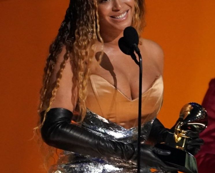 Beyonce won 32 awards in “Grammy”…Five new records made this year.